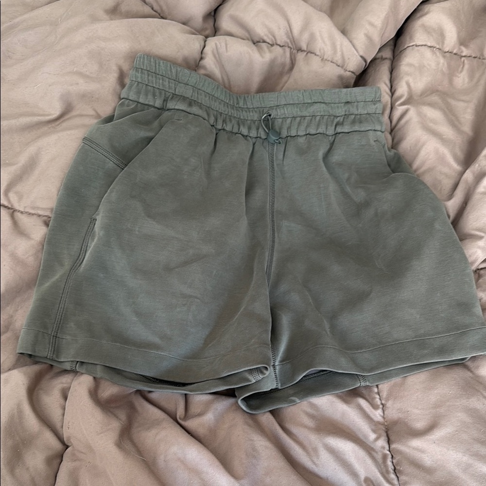 Lululemon Athletica soft stream  Athletic Shorts Relaxed Fit
